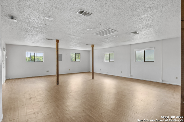 Listing photo id 9 for 42320 Fm 3159