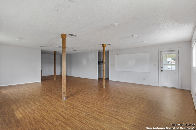 Listing photo id 11 for 42320 Fm 3159