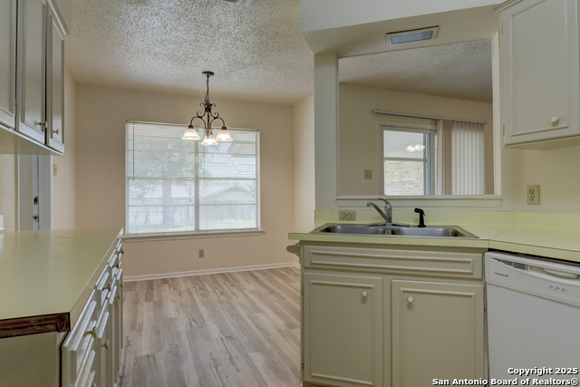 Listing photo id 5 for 641 Richfield
