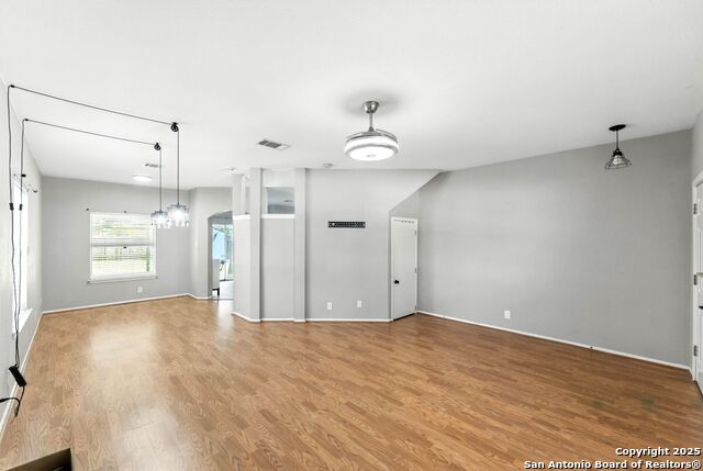 Listing photo id 9 for 4414 Canary Bend