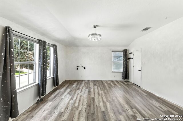 Listing photo id 11 for 4414 Canary Bend
