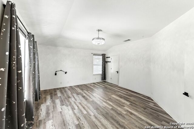 Listing photo id 12 for 4414 Canary Bend