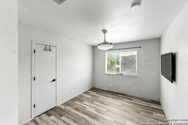 Listing photo id 15 for 4414 Canary Bend