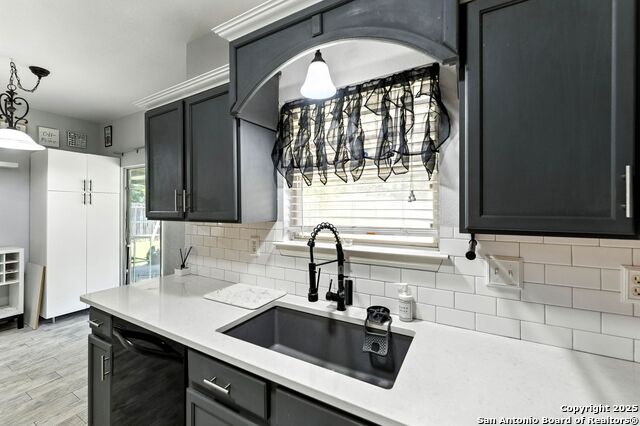 Listing photo id 1 for 4414 Canary Bend
