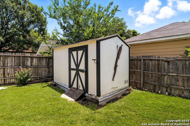 Listing photo id 32 for 4414 Canary Bend
