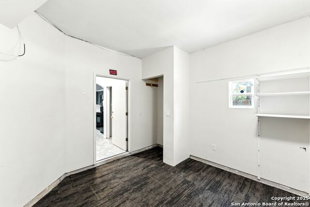 Listing photo id 3 for 4414 Canary Bend