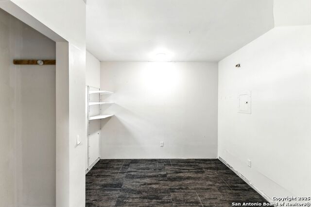Listing photo id 4 for 4414 Canary Bend