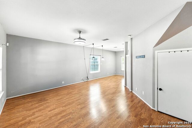 Listing photo id 5 for 4414 Canary Bend