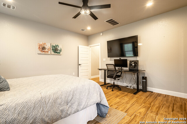 Listing photo id 14 for 177 Short Meadow Dr E