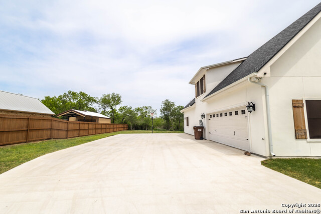 Listing photo id 44 for 177 Short Meadow Dr E