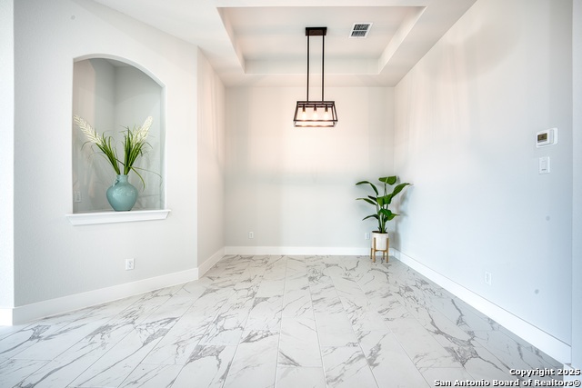 Listing photo id 9 for 7911 Alton Blvd
