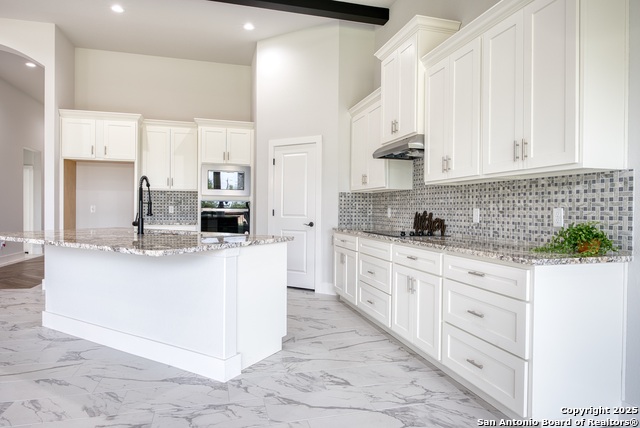 Listing photo id 12 for 7911 Alton Blvd