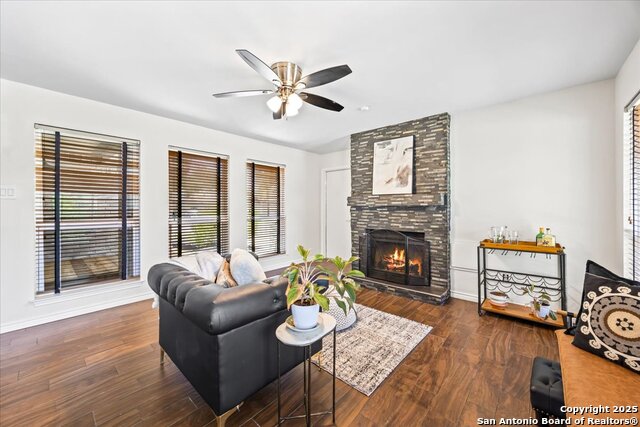 Image 15 of 43 For 10133 Sandyglen