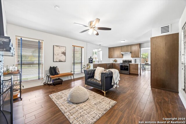 Image 16 of 43 For 10133 Sandyglen
