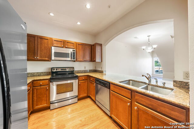Image 14 of 39 For 225 Lexington  318