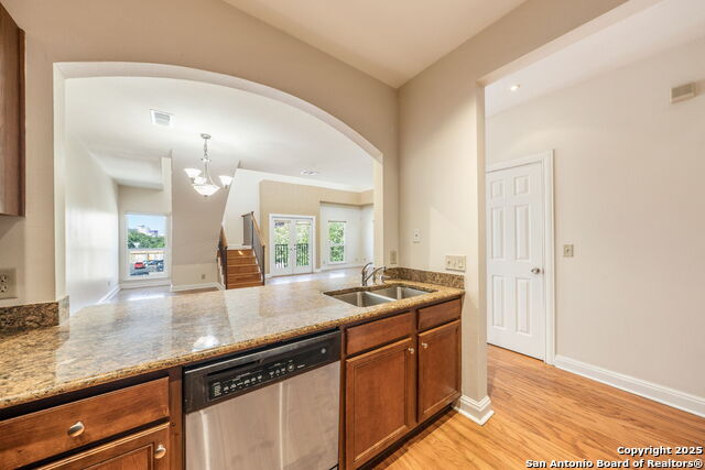 Image 15 of 39 For 225 Lexington  318
