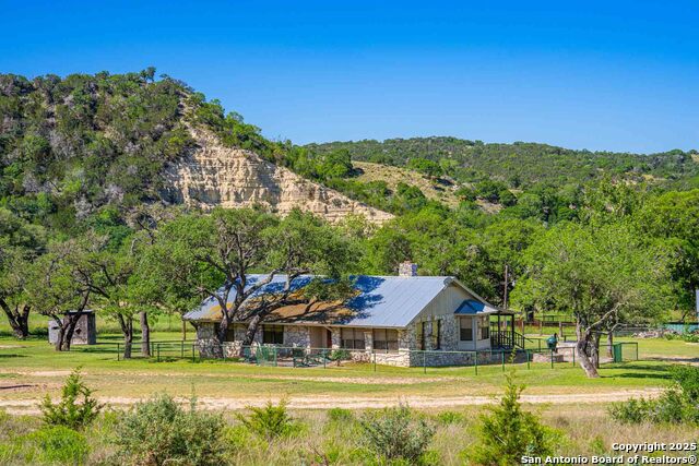 Listing photo id 24 for 165 Flach Rd
