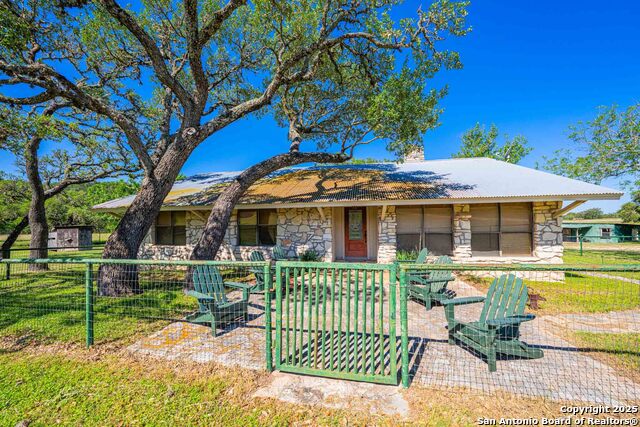 Listing photo id 43 for 165 Flach Rd