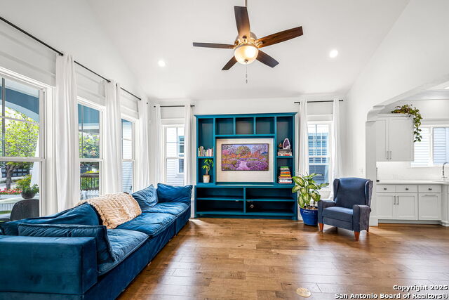 Listing photo id 8 for 649 Center Green