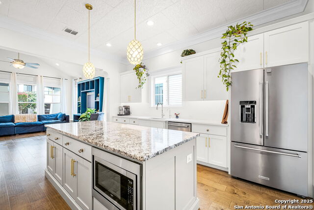 Listing photo id 13 for 649 Center Green