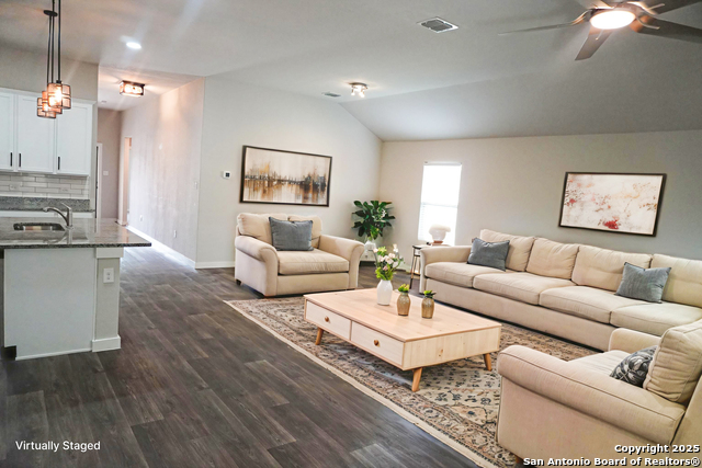Listing photo id 8 for 5407 Pearl Vly