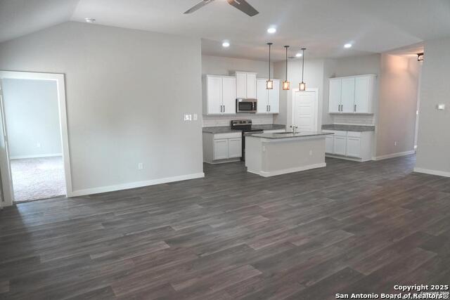 Listing photo id 10 for 5407 Pearl Vly