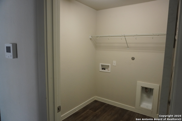 Listing photo id 15 for 5407 Pearl Vly