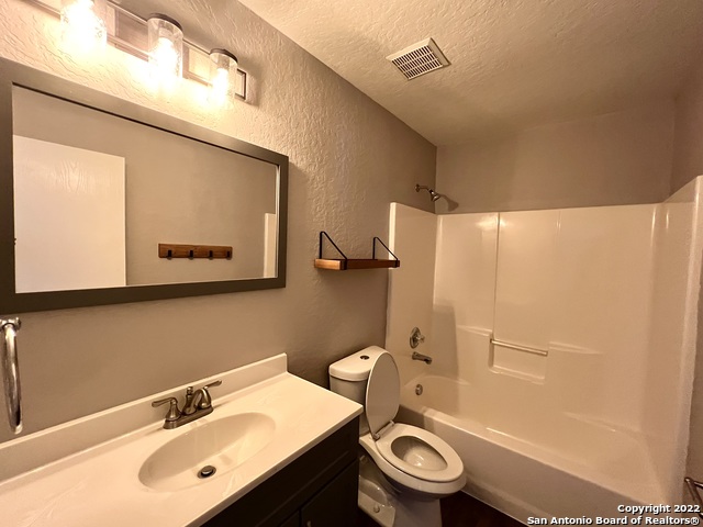 Listing photo id 8 for 6107 Brandys Farm