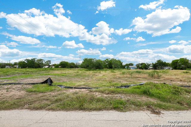 Listing photo id 8 for 3400 Golden Ave