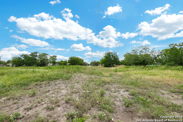 Listing photo id 13 for 3400 Golden Ave