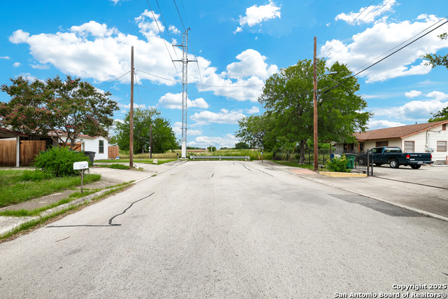 Listing photo id 25 for 3400 Golden Ave