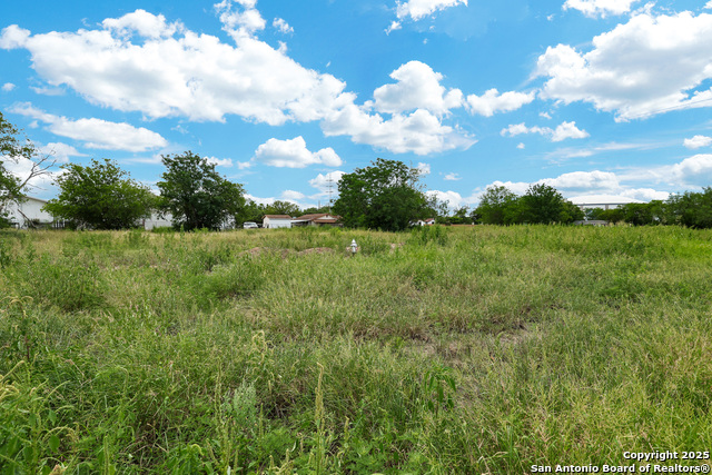 Listing photo id 4 for 3400 Golden Ave