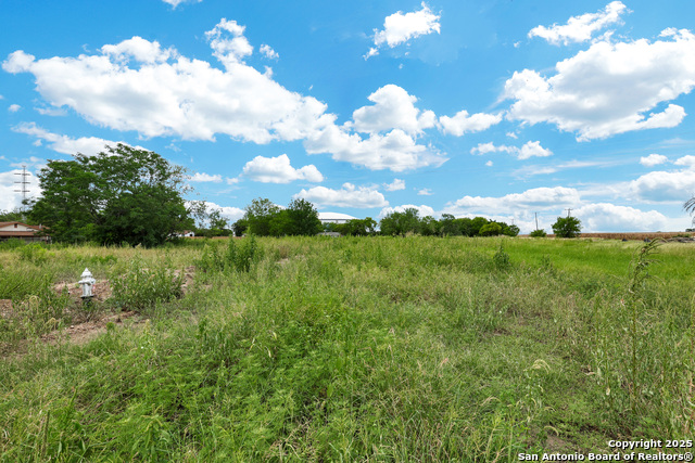 Listing photo id 5 for 3400 Golden Ave