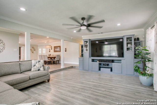 Listing photo id 6 for 1742 Timber Oak