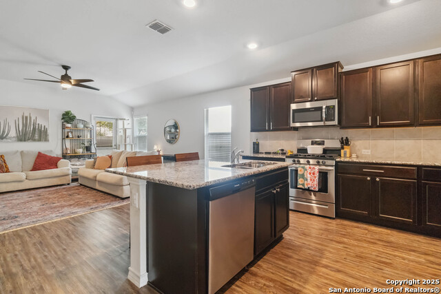 Listing photo id 9 for 2710 Green Leaf Way