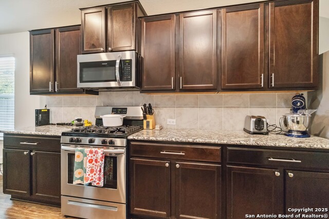 Listing photo id 15 for 2710 Green Leaf Way