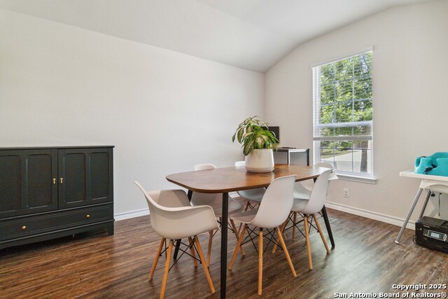 Listing photo id 3 for 2710 Green Leaf Way