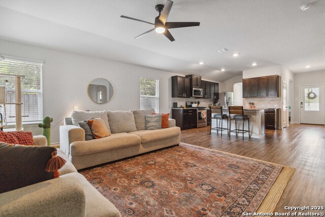 Listing photo id 6 for 2710 Green Leaf Way