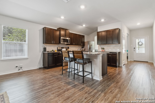 Listing photo id 7 for 2710 Green Leaf Way