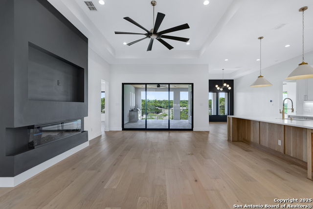 Listing photo id 7 for 290 Preston Trl