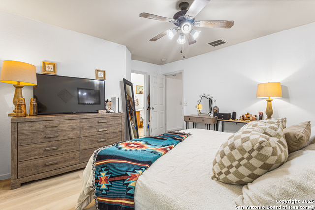 Listing photo id 9 for 2642 Grayson