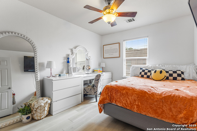Listing photo id 11 for 2642 Grayson