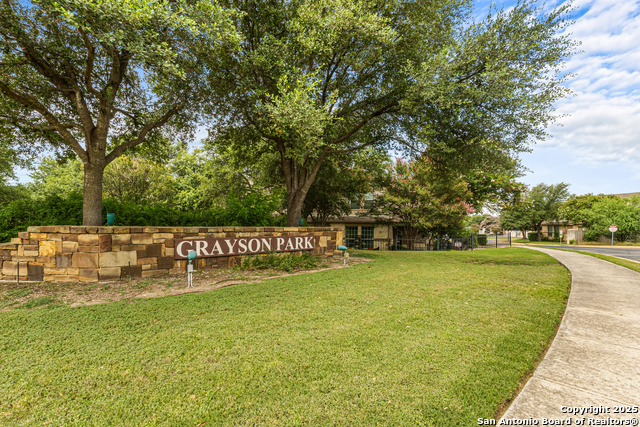 Listing photo id 18 for 2642 Grayson