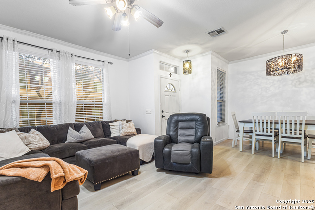 Listing photo id 1 for 2642 Grayson