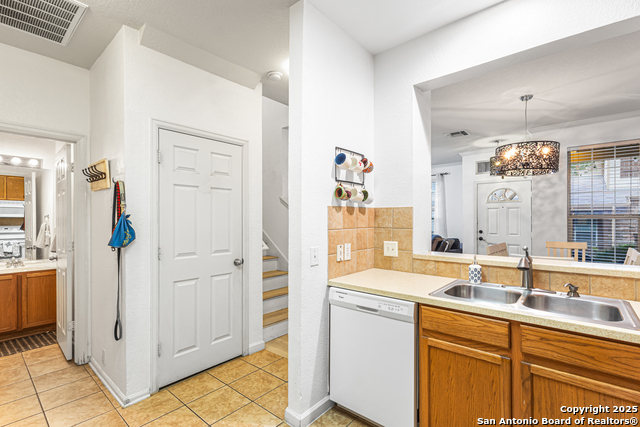 Listing photo id 5 for 2642 Grayson