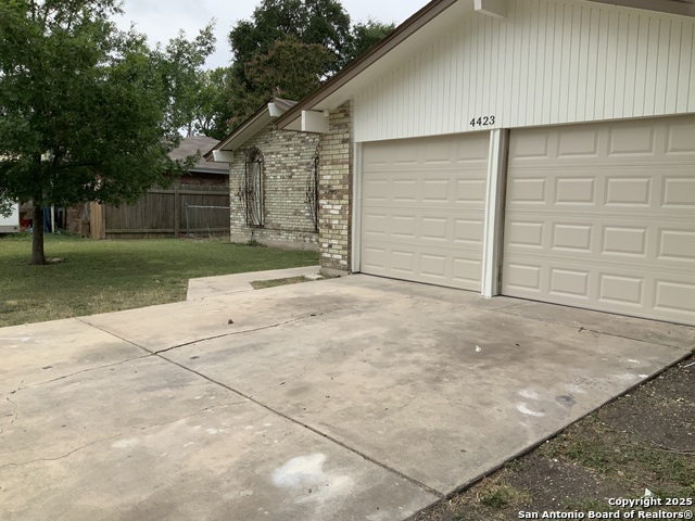 Image 3 of 13 For 4423 Hickory Hill