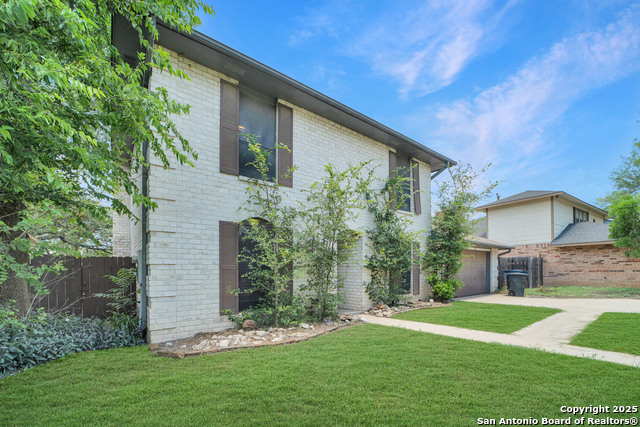 Image 2 of 37 For 749 Summerwood