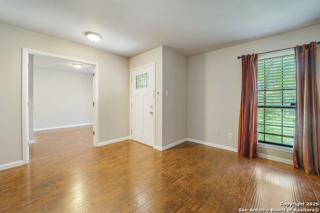 Image 7 of 37 For 749 Summerwood