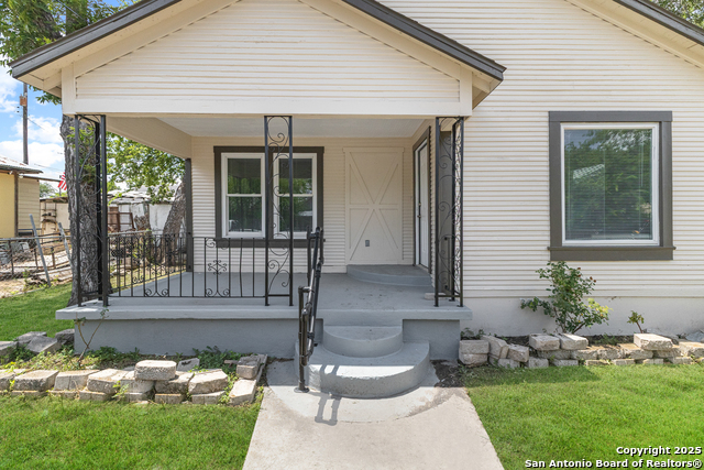 Listing photo id 0 for 1906 Montezuma
