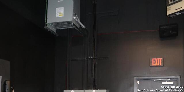 Listing photo id 3 for 12611 Interstate 10  Suite 105